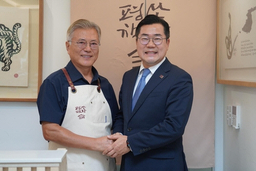 문재인 전 대통령과 더불어민주당 박찬대 대표 직무대행 겸 원내대표[더불어민주당 제공] 연합뉴스